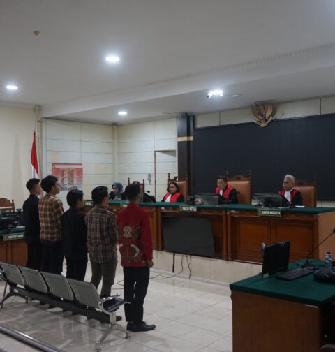 Majelis hakim sedang membacakan hasil putusan sidang (27/10/2015) [BP2M]