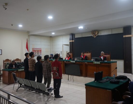 Majelis hakim sedang membacakan hasil putusan sidang (27/10/2015) [BP2M]