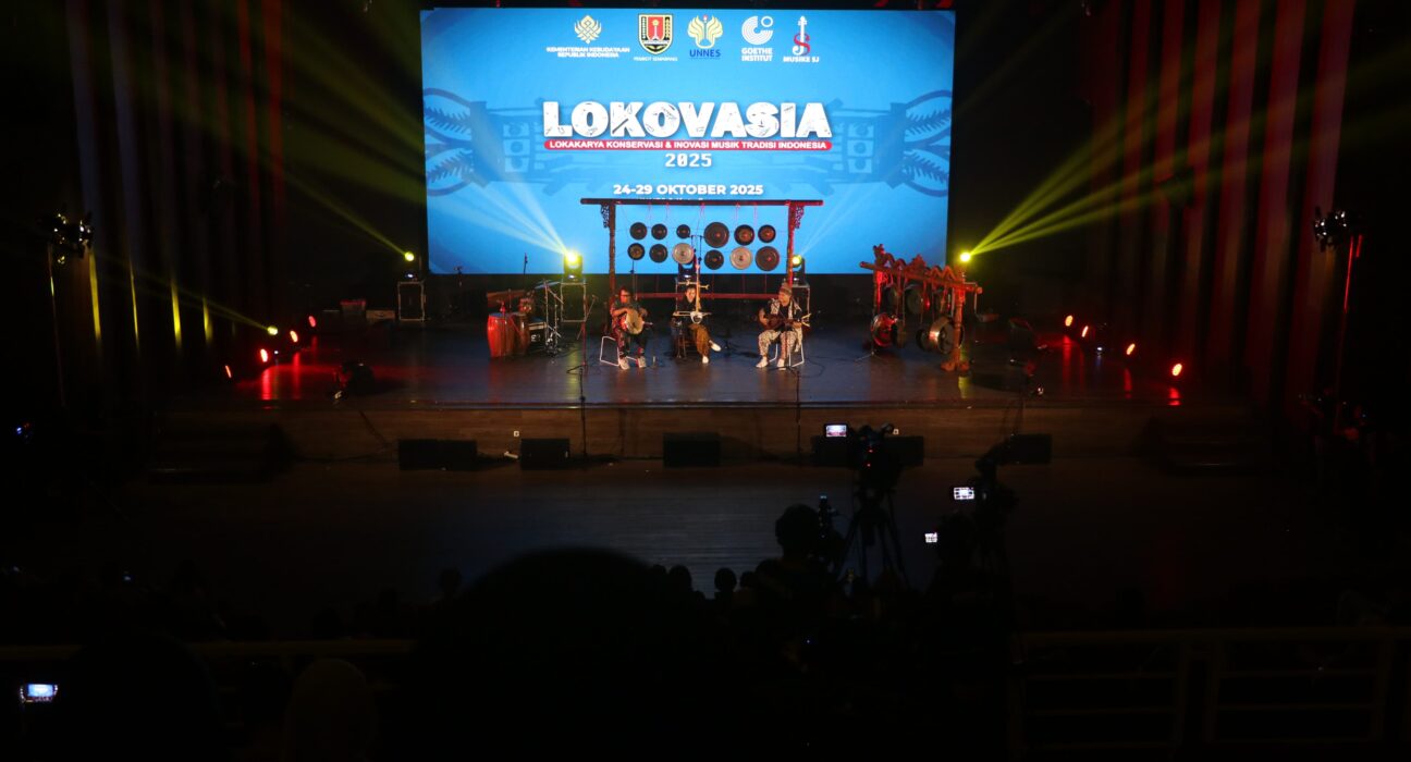 Pertunjukkan musik tradisional oleh salah satu peserta pada malam penutupan Lokovasia, Rabu (29/10/2025) [BP2M]