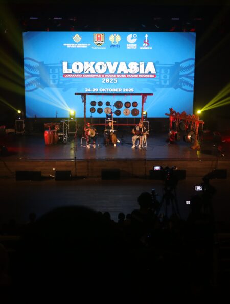 Pertunjukkan musik tradisional oleh salah satu peserta pada malam penutupan Lokovasia, Rabu (29/10/2025) [BP2M]