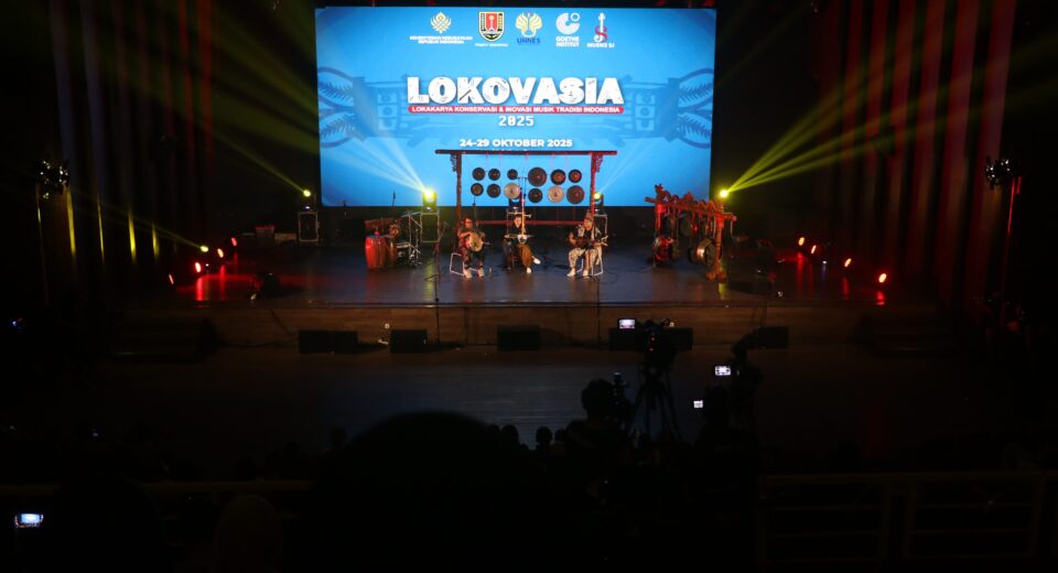 Pertunjukkan musik tradisional oleh salah satu peserta pada malam penutupan Lokovasia, Rabu (29/10/2025) [BP2M]