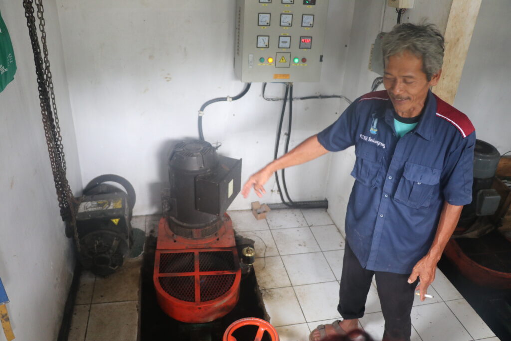 Rejo menjelaskan tentang seluk beluk mesin PLTMh pada Sabtu, (25/10/2025) [BP2M]
