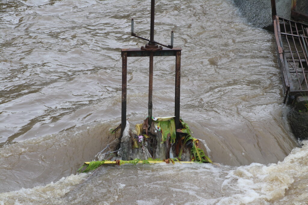 Salah satu komponen dari PLTMh yang disangkuti oleh sampah (Sabtu, 25/10/2025) [BP2M]