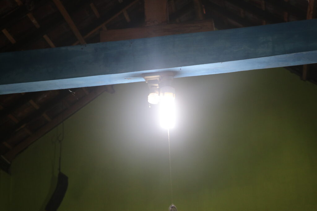 Dua lampu yang menerangi rumah warga, alirannya dari PLN dengan PLTMh (Sabtu, 25/10/2025)