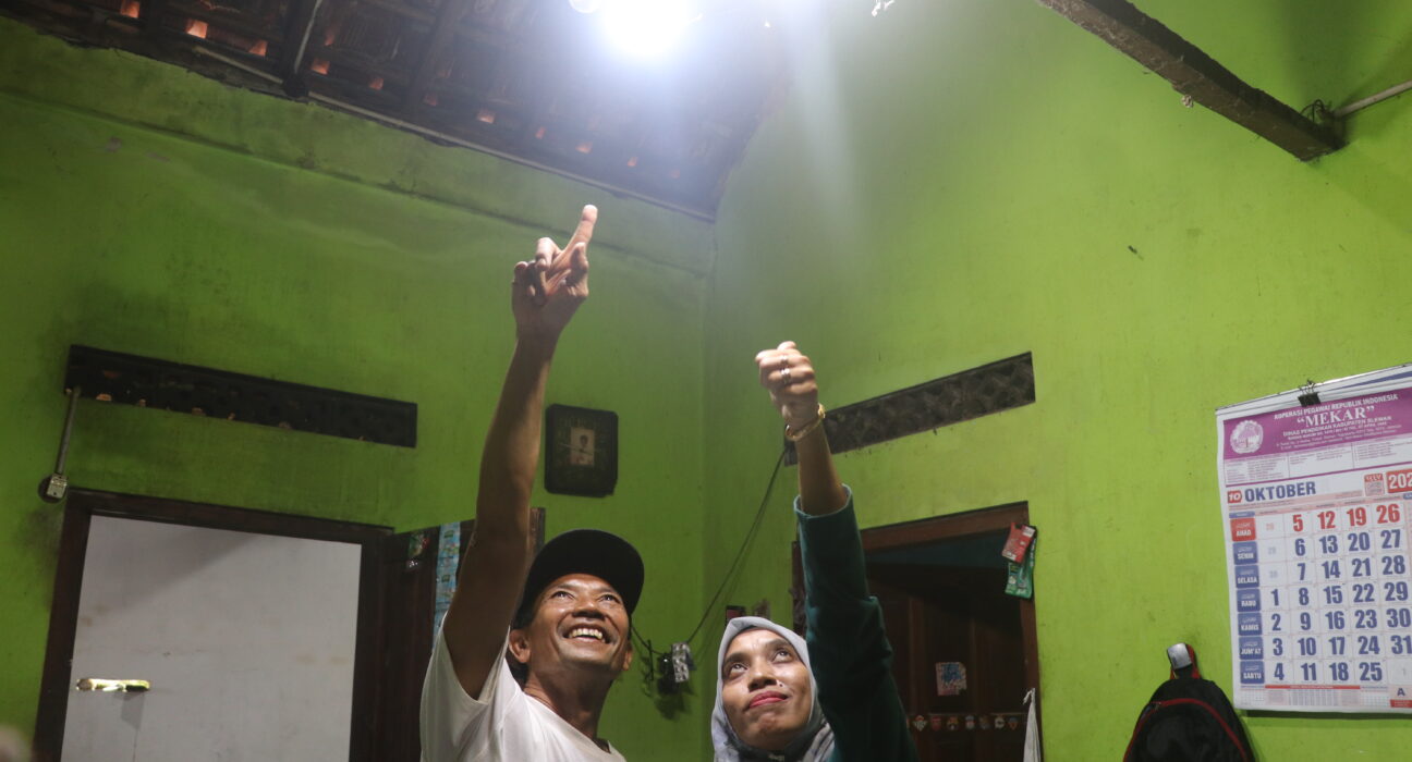 Dua orang sedang menunjuk lampu yang aliran listrik salah satu lampunya berasal dari PLTMh (Sabtu, 25/10/2025) [BP2M]