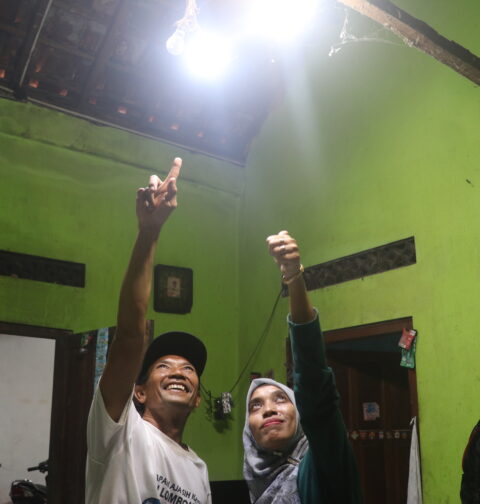 Dua orang sedang menunjuk lampu yang aliran listrik salah satu lampunya berasal dari PLTMh (Sabtu, 25/10/2025) [BP2M]