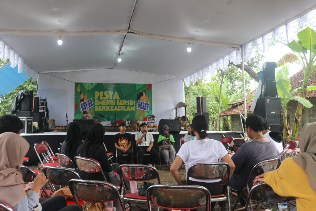 Diskusi yang diikuti oleh para relawan dari berbagai komunitas maupun individu di sekitar lapangan depan PLTMh (Sabtu, 25/10/2025) [BP2M]