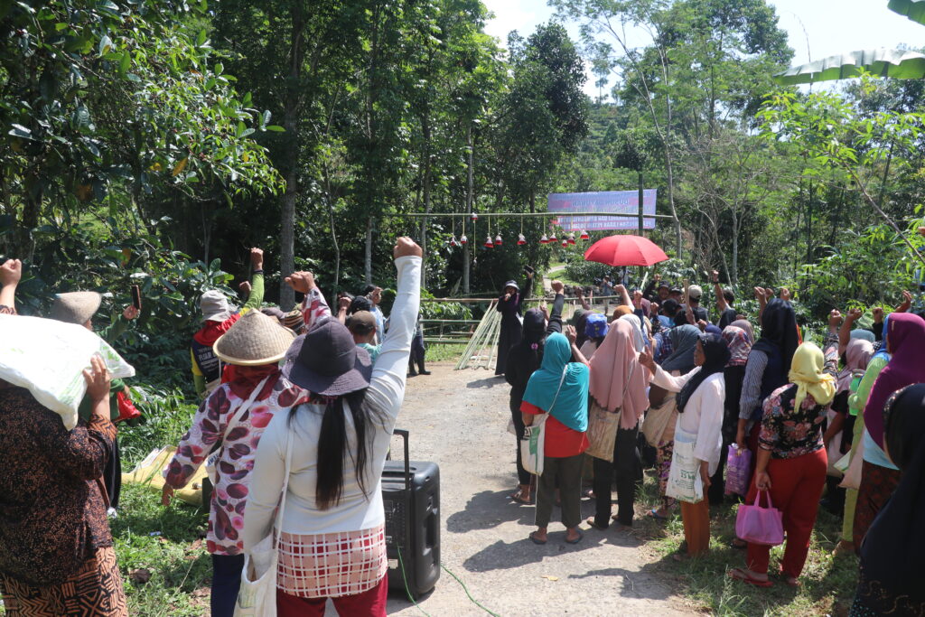 Sekumpulan warga di belakang pagar penghalang yang dibuatnya saat aksi penolakan eksekusi lahan pada Rabu, 30 Juli 2025 di Dusun Dayunan) [BP2M]