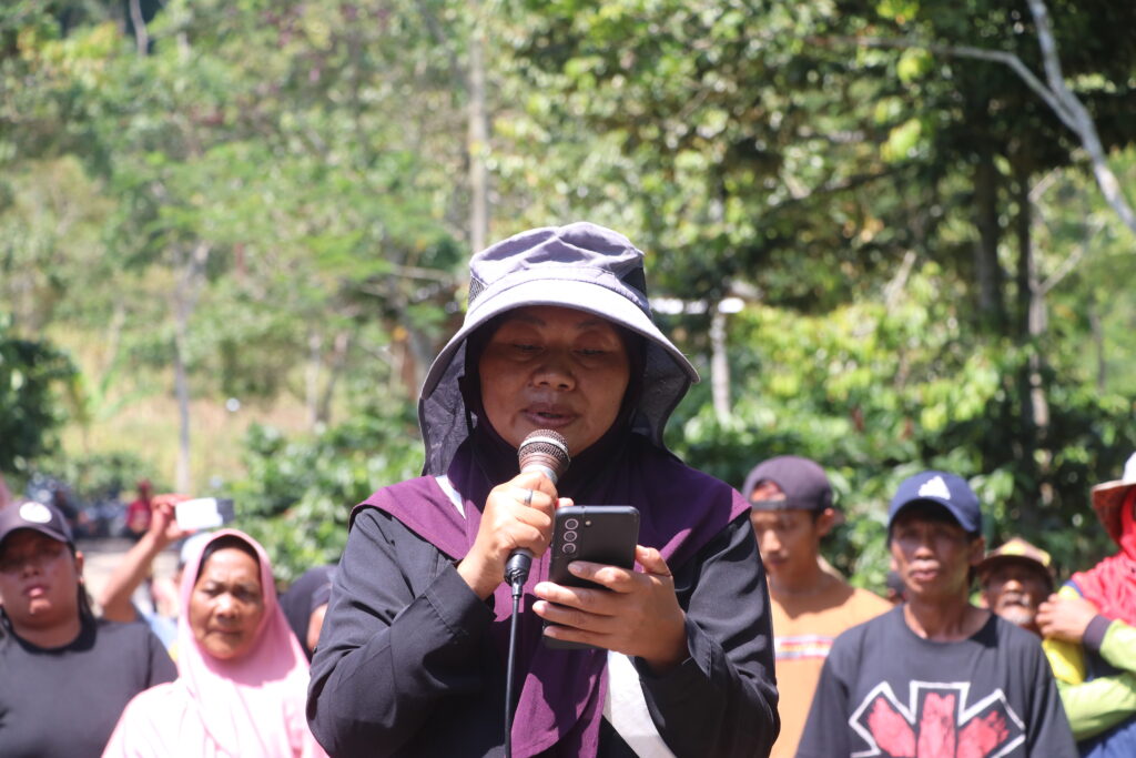 (Koordinator Kelompok Tani Kawulo Alit Mandiri, Trisminah sedang membacakan pernyataan sikap untuk menolak eksekusi lahan dari Pengadilan Negeri Kendal, pada Rabu, 30 Juli 2025) [BP2M]
