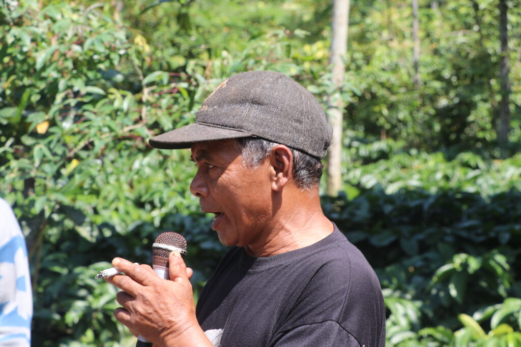 (Seorang bapak sedang berorasi saat aksi penolakan eksekusi lahan di Dusun Dayunan pada Rabu, 30 Juli 2025) [BP2M]