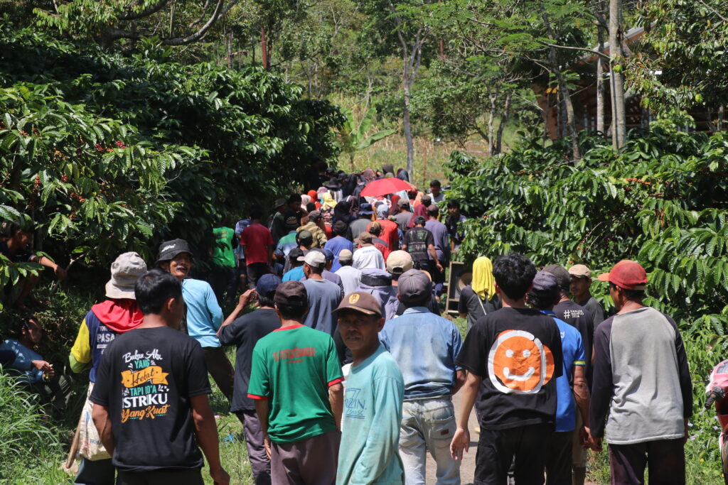 (Warga yang berbalik ke arah pulang setelah aksi penoalakan eksekusi lahan pada Rabu, 30 Juli 2025 di Dusun Dayunan) [BP2M]