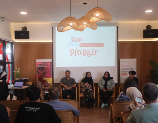 (Para pemateri pada diskusi bertajuk "Meniti Keadilan Iklim Lewat Pinggir pada jum'at, 10/10/2025) [Ansa daniswara/BP2M]
