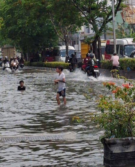 Potret banjir yang menggenangi salah satu daerah di Kota Semarang, Kamis (30/10/2025)