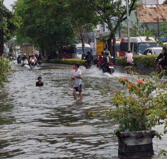 Potret banjir yang menggenangi salah satu daerah di Kota Semarang, Kamis (30/10/2025) [WALHI]