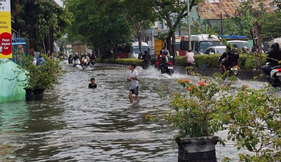 Potret banjir yang menggenangi salah satu daerah di Kota Semarang, Kamis (30/10/2025) [WALHI]