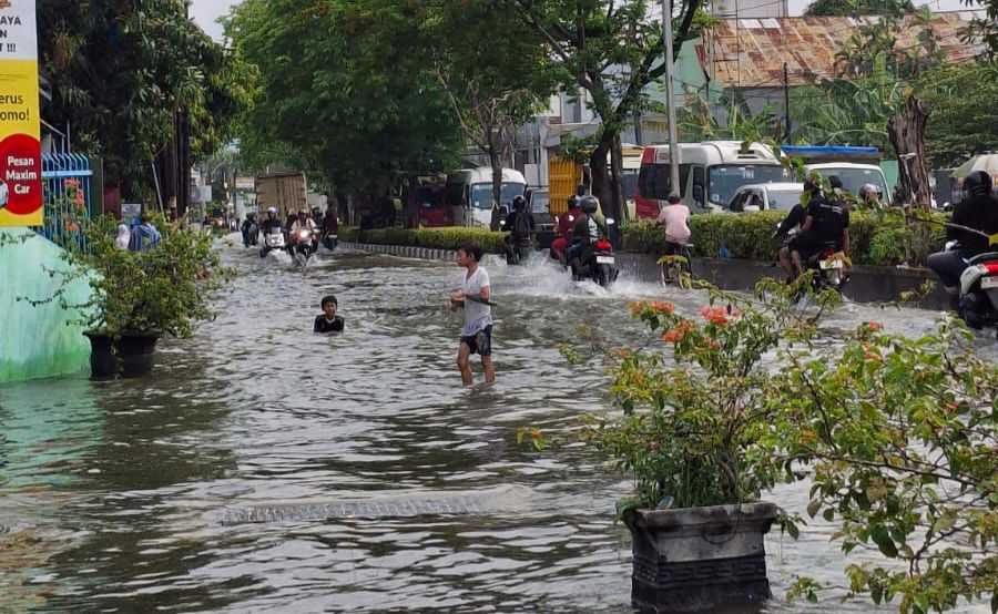 Potret banjir yang menggenangi salah satu daerah di Kota Semarang, Kamis (30/10/2025)