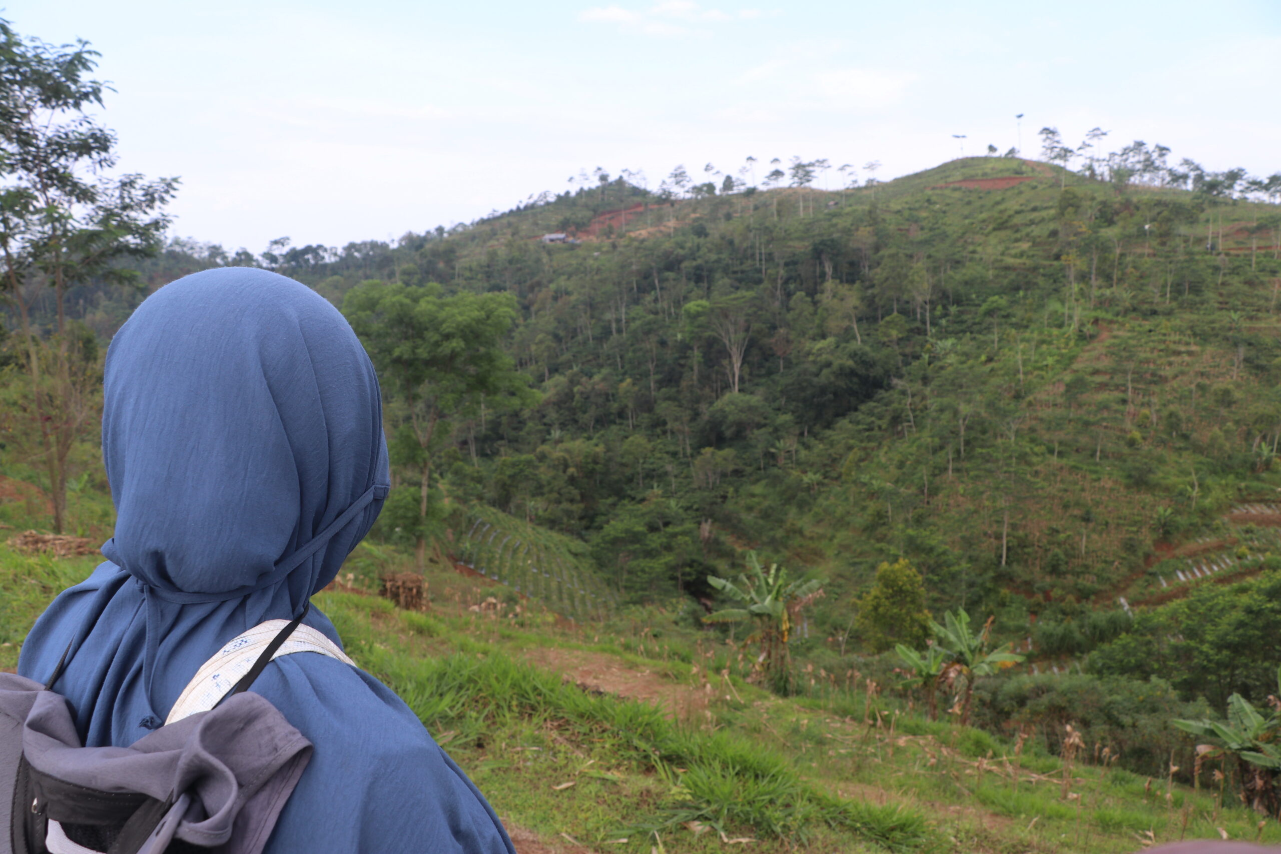(Trisminah sedang memandang lahan yang diperjuangkan warga di tengah kemelut konflik agraria, pada Sabtu, 6 September 2025) [BP2M]