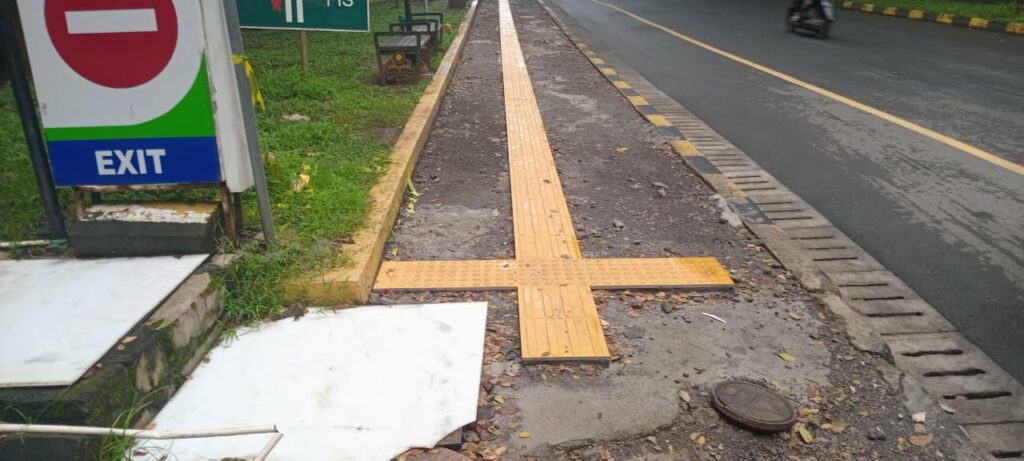 Guiding block tengah diperbarui pada sisi trotoar (BP2M)