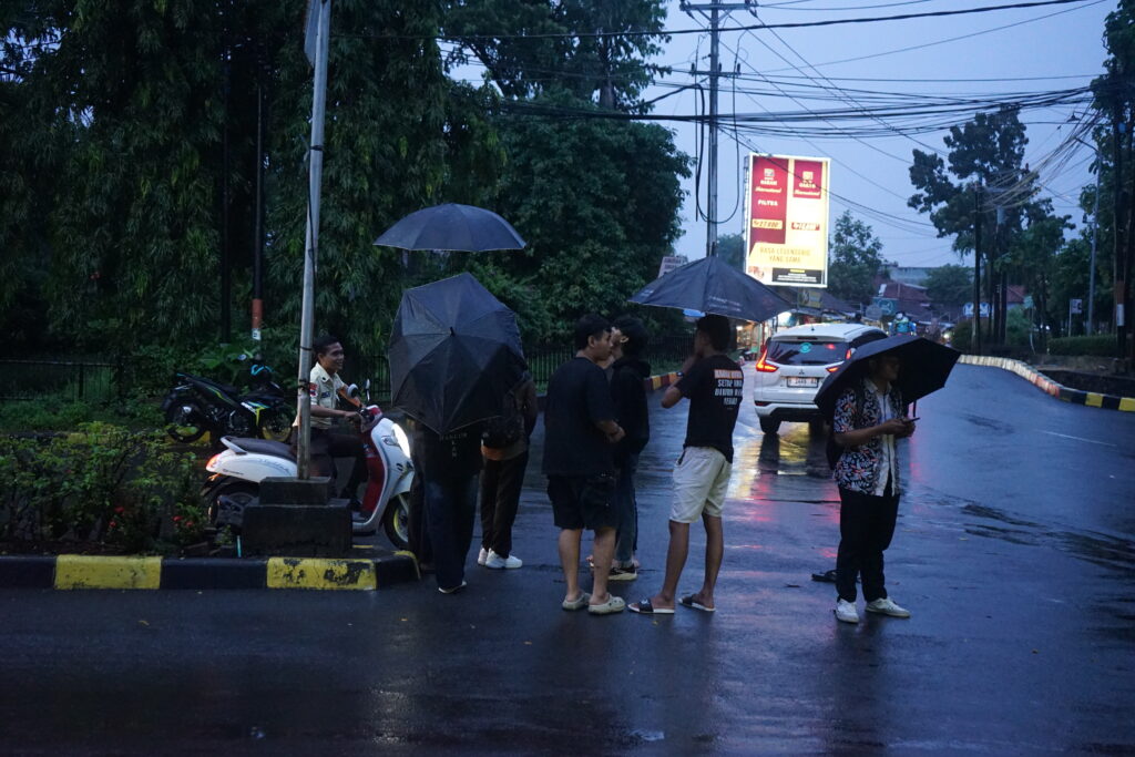 Persiapan sekelompok mahasiswa Unnes sebelum menggelar aksi Kamisan, Kamis (06/11/2025) [BP2M]