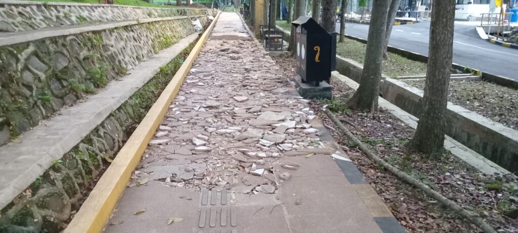 Trotoar yang tengah dibongkar (BP2M)