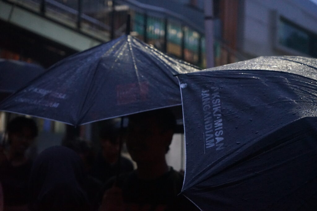 Payung hitam Kamisan menyimbolkan perlawanan dan duka yang terus disuarakan. (06/11/2025) [BP2M]
