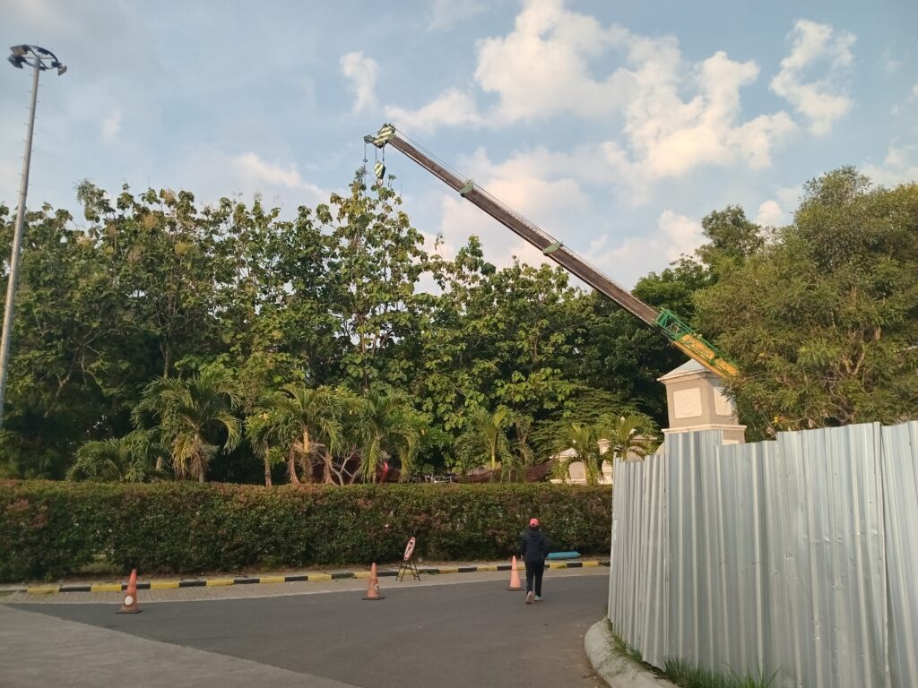 Alat berat yang digunakan untuk memindahkan patung garuda agar bisa diperbarui (BP2M)