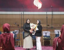 Penyerahan buket bunga sebagai tanda pemenang nominasi acara Unnes Award 2025, Senin (23/11/2025) (BP2M)
