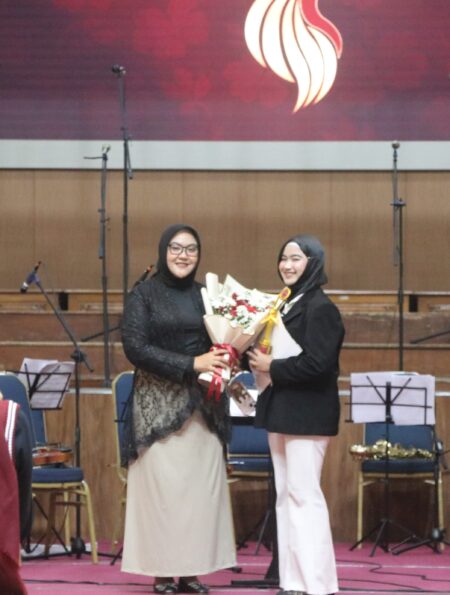 Penyerahan buket bunga sebagai tanda pemenang nominasi acara Unnes Award 2025, Senin (23/11/2025) (BP2M)