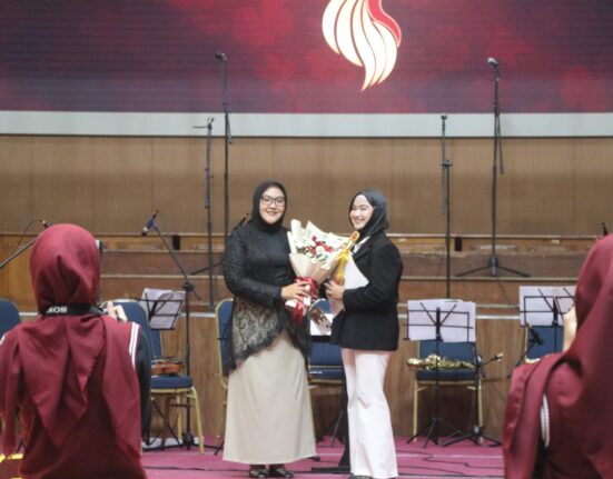 Penyerahan buket bunga sebagai tanda pemenang nominasi acara Unnes Award 2025, Senin (23/11/2025) (BP2M)