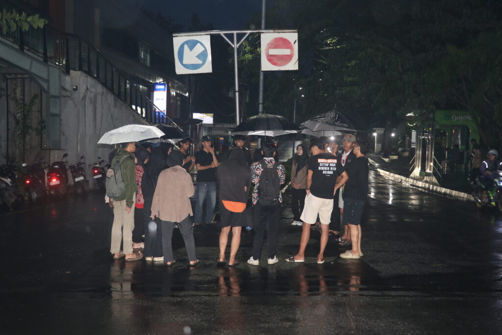 Gerimis hujan tidak menyurutkan semangat massa aksi untuk bersolidaritas, Kamis (06/11/2025) [BP2M]