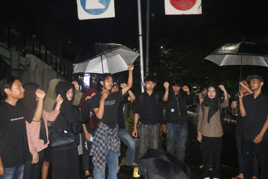 Massa aksi kompak mengepalkan tangan sebagai simbol solidaritas dan perlawanan, Kamis (06/11/2025) [BP2M]
