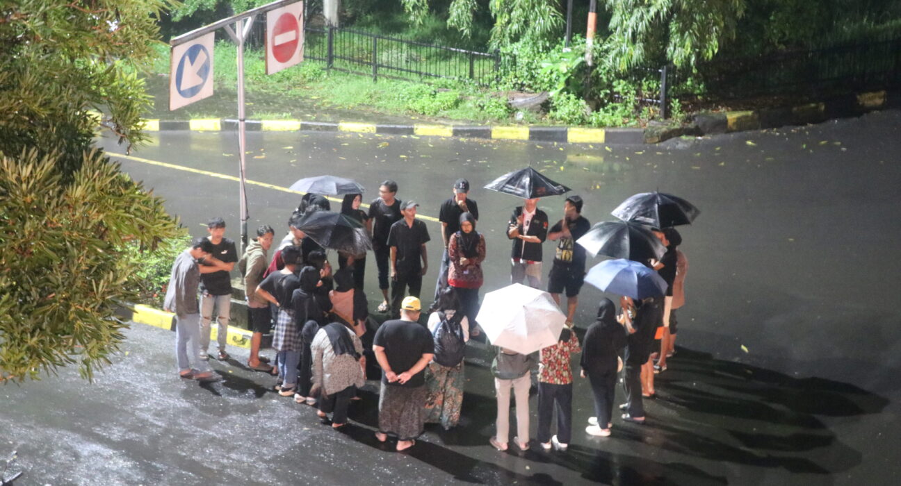 Dalam formasi melingkar, massa aksi menyampaikan orasi mereka, Kamis (06/11/2025) [BP2M]