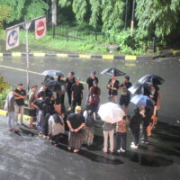 Dalam formasi melingkar, massa aksi menyampaikan orasi mereka, Kamis (06/11/2025) [BP2M]