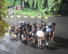 Dalam formasi melingkar, massa aksi menyampaikan orasi mereka, Kamis (06/11/2025) [BP2M]