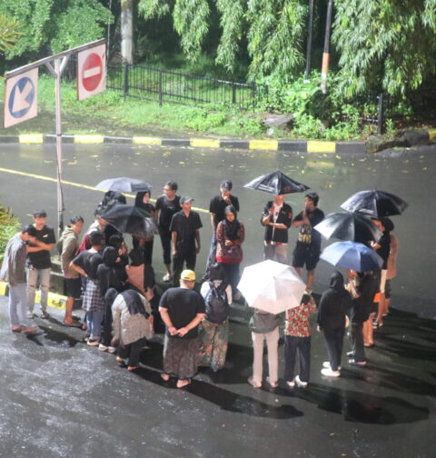 Dalam formasi melingkar, massa aksi menyampaikan orasi mereka, Kamis (06/11/2025) [BP2M]