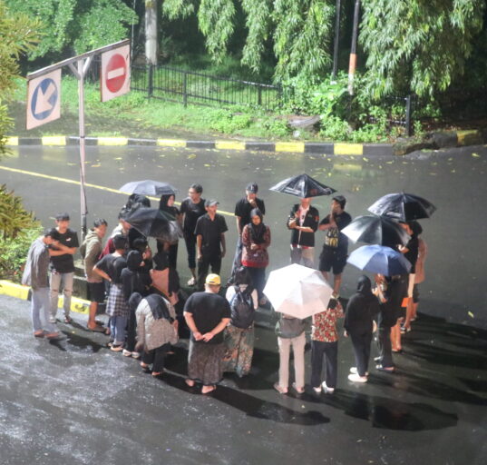 Dalam formasi melingkar, massa aksi menyampaikan orasi mereka, Kamis (06/11/2025) [BP2M]