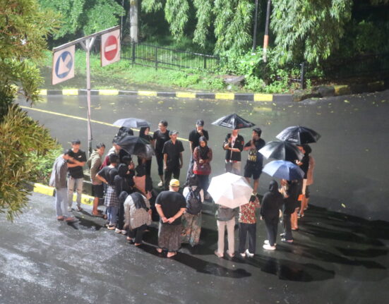 Dalam formasi melingkar, massa aksi menyampaikan orasi mereka, Kamis (06/11/2025) [BP2M]