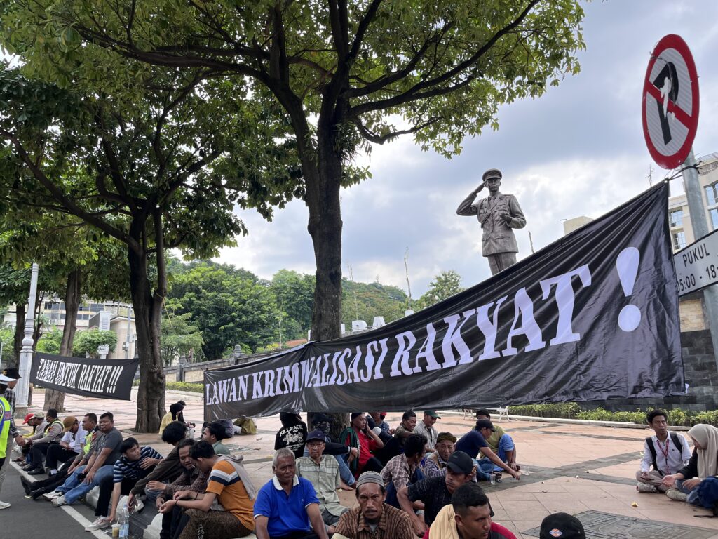 Spanduk yang bertuliskan "Lawan Kriminalisasi Rakyat" (17/11/2025) (BP2M)