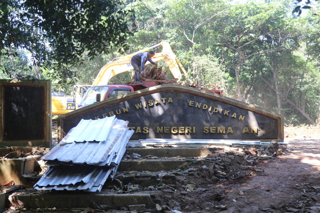 Kebun wisata untuk praktikum mahasiswa FMIPA khususnya prodi biologi sedang dibabat (BP2M)
