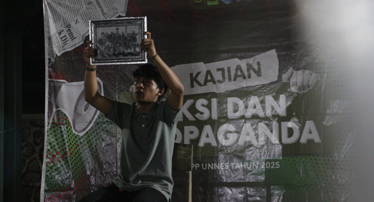 Seorang mahasiswa tengah memvisualisasikan nasib para guru (Selasa, 25 November 2025) [BP2M]