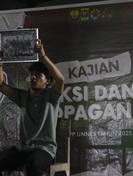 Seorang mahasiswa tengah memvisualisasikan nasib para guru (Selasa, 25 November 2025) [BP2M]