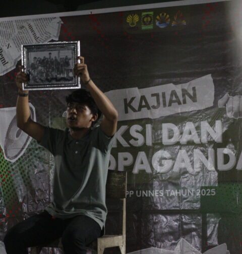 Seorang mahasiswa tengah memvisualisasikan nasib para guru (Selasa, 25 November 2025) [BP2M]