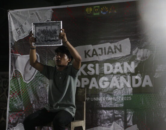 Seorang mahasiswa tengah memvisualisasikan nasib para guru (Selasa, 25 November 2025) [BP2M]