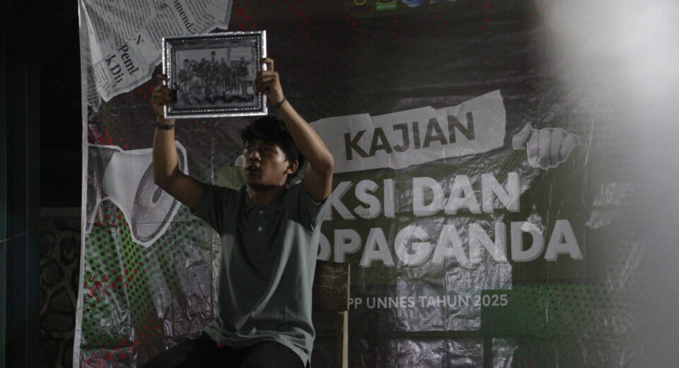 Seorang mahasiswa tengah memvisualisasikan nasib para guru (Selasa, 25 November 2025) [BP2M]