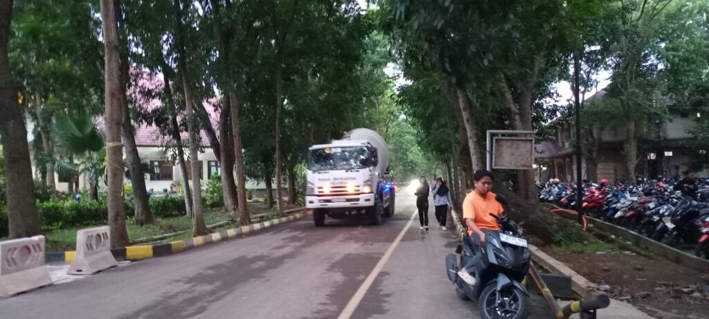 Mobil mixer truck sedang melewati jalan di area kampus barat (BP2M)