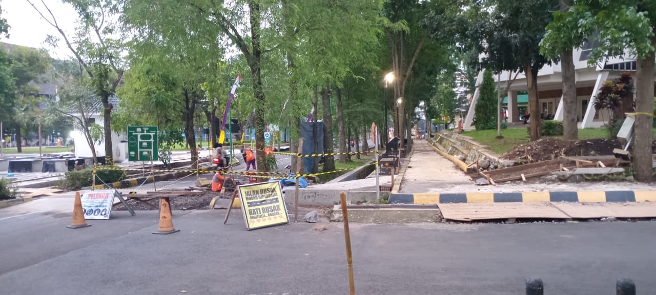 Situasi jalan di dekat Rumah Ilmu yang tengah mengalami pembaruan trotoar (BP2M)