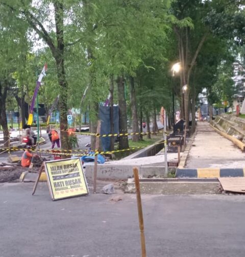 Situasi jalan di dekat Rumah Ilmu yang tengah mengalami pembaruan trotoar (BP2M)