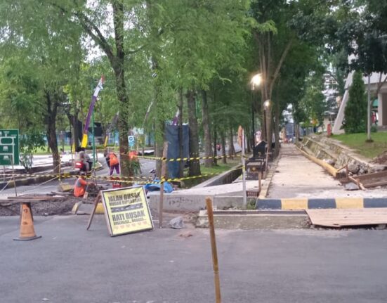 Situasi jalan di dekat Rumah Ilmu yang tengah mengalami pembaruan trotoar (BP2M)