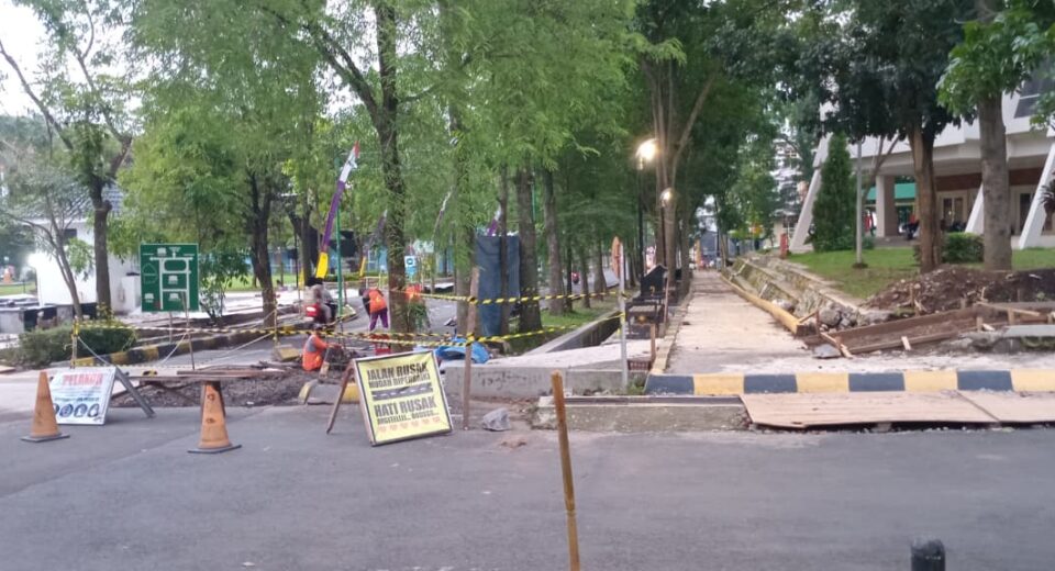 Situasi jalan di dekat Rumah Ilmu yang tengah mengalami pembaruan trotoar (BP2M)