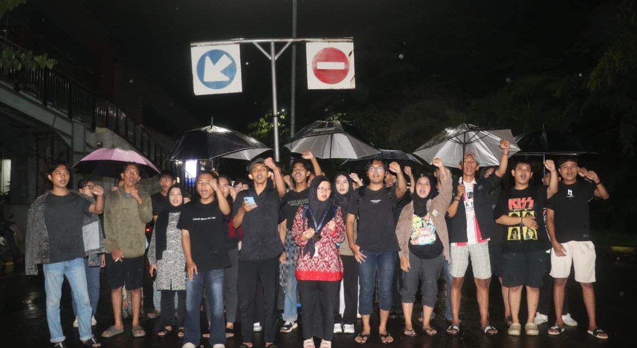 Massa aksi menyerukan pernyataan sikap yang berisi lima tuntutan pada Aksi Kamisan di Simpang 7 Unnes, Kamis (6/11/2025) [Nayna/BP2M]